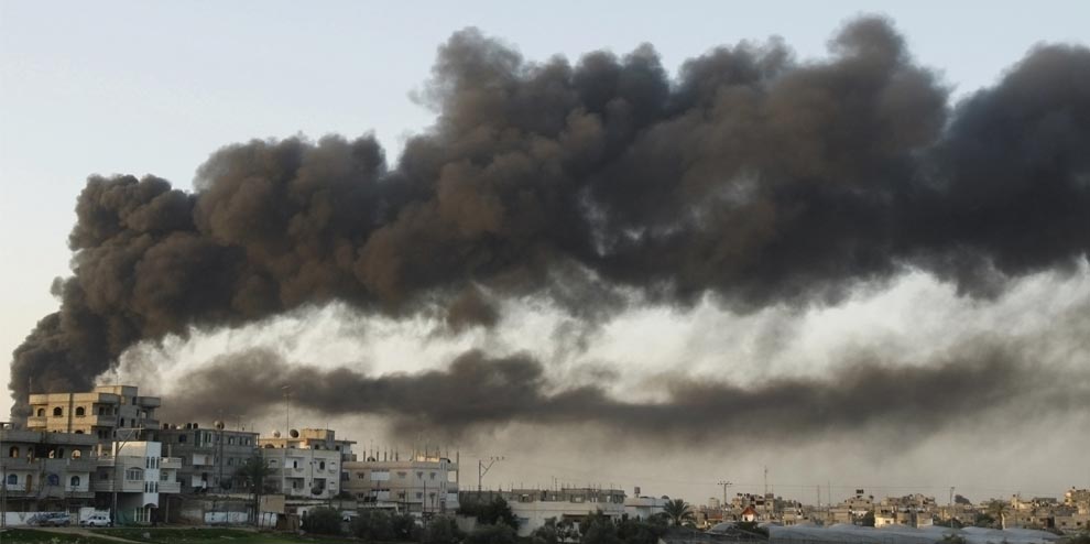El humo se levanta luego de un ataque aéreo israelí en la Franja de Gaza el 28 de diciembre de 2008 durante la Operación Plomo Defensivo.  Crédito por la imagen Amir Farshad Ebrahimi  